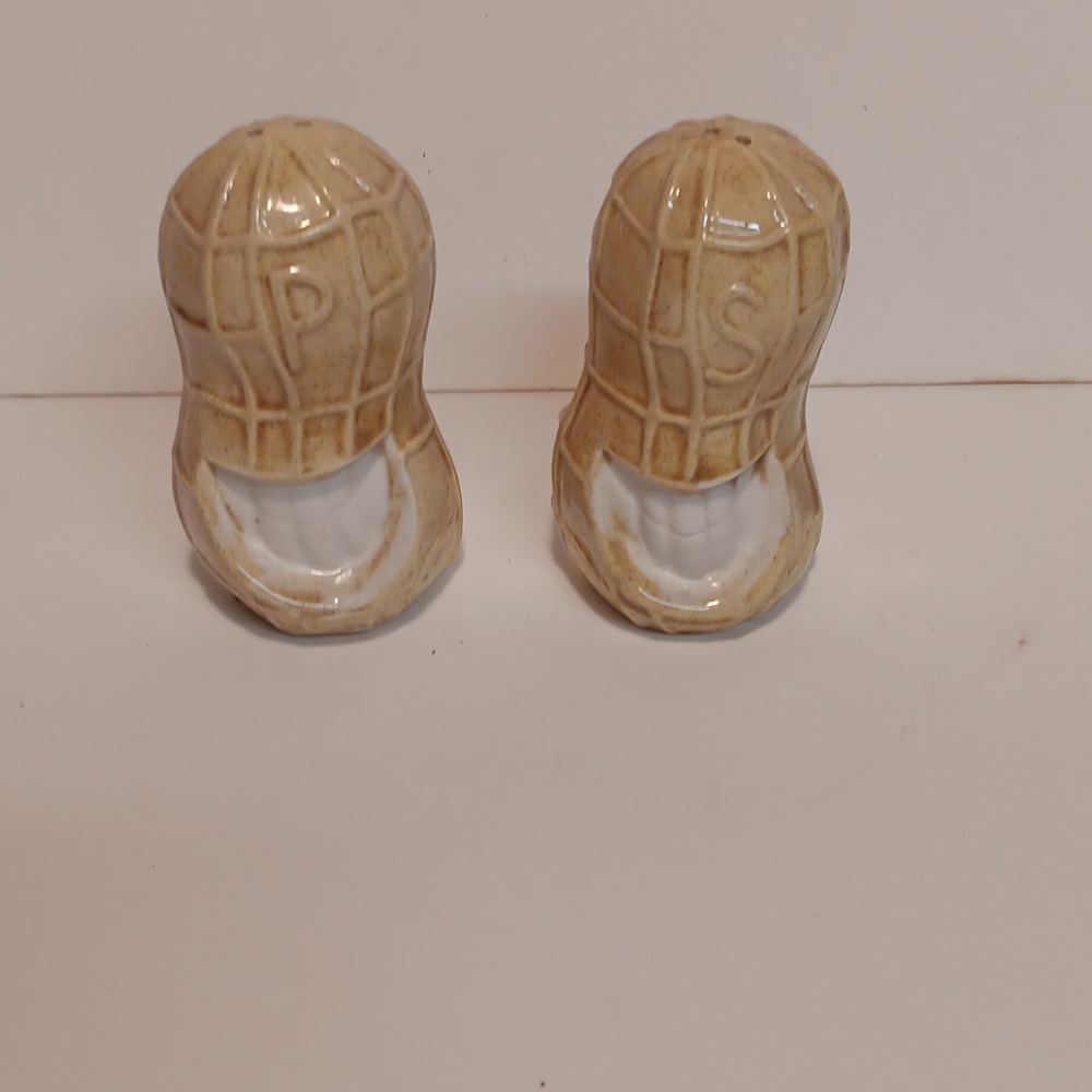 Jimmy Carter Smiling Peanut Salt & Pepper Ceramic Shakers Political 1970's